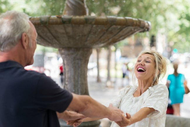 10 Ventajas de enamorarse de una mujer de más de 50 años