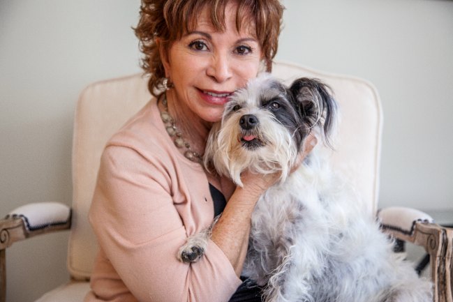 Isabel Allende vive con pasión a los 72 años