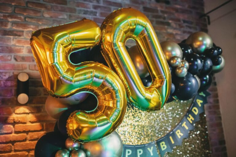 globos dorados con el número 50