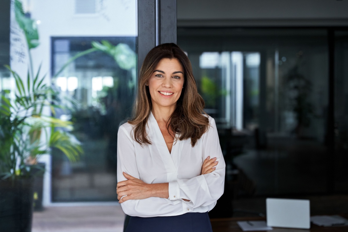 mujer sonriendo de brazos cruzados