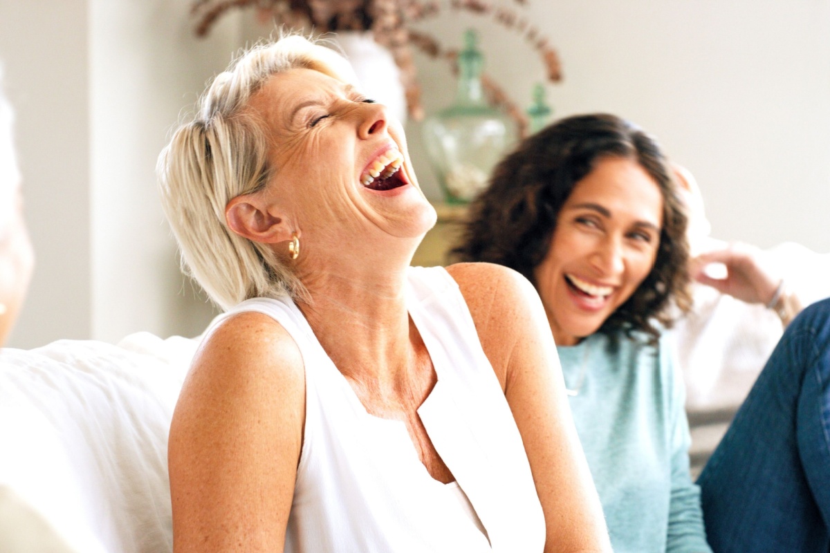 mujer de mediana edad riendo
