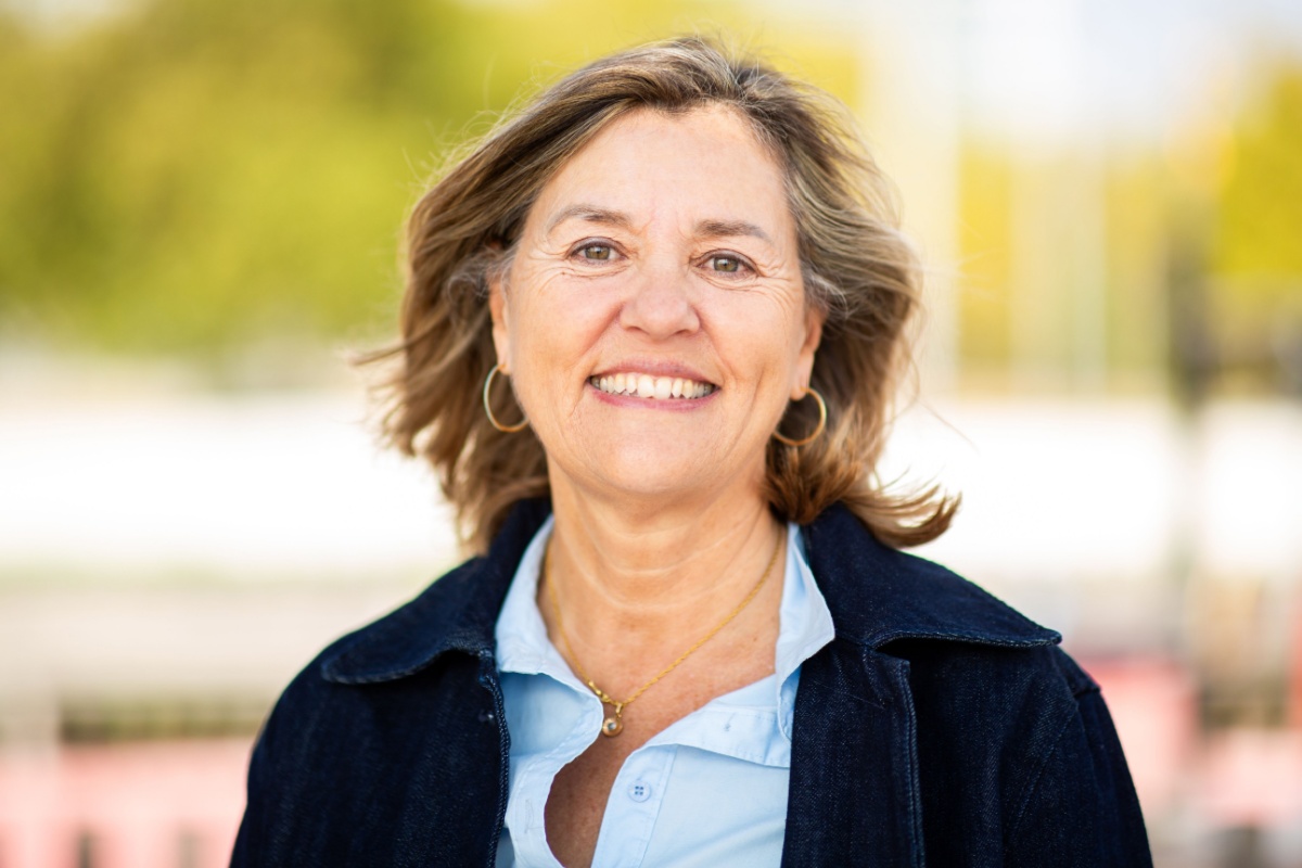 sonriente mujer de mediana edad