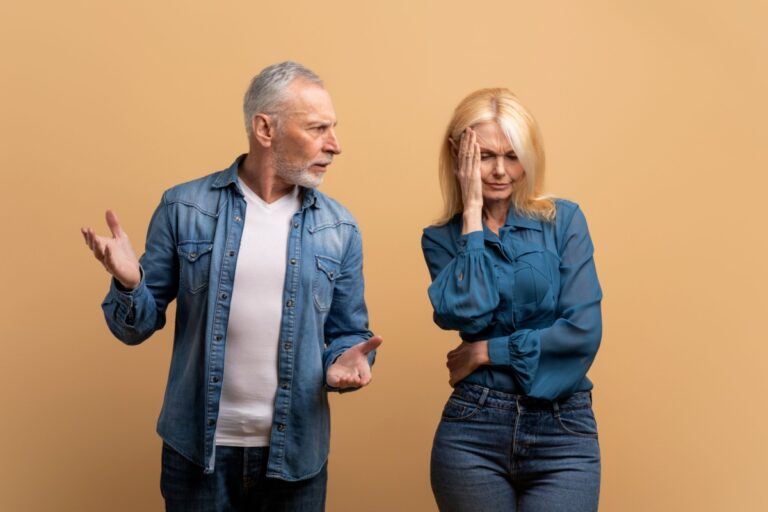 pareja de mediana edad discutiendo