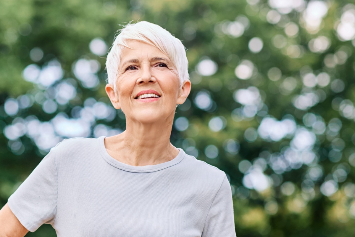 mujer de mediana edad al aire libre