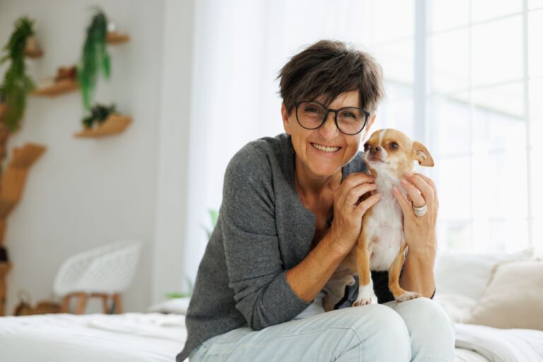 mujer de mediana edad con un perro pequeño