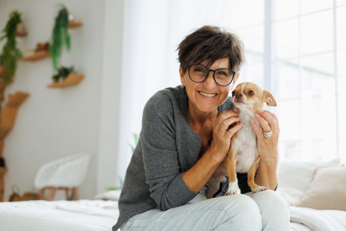 mujer de mediana edad con un perro pequeño