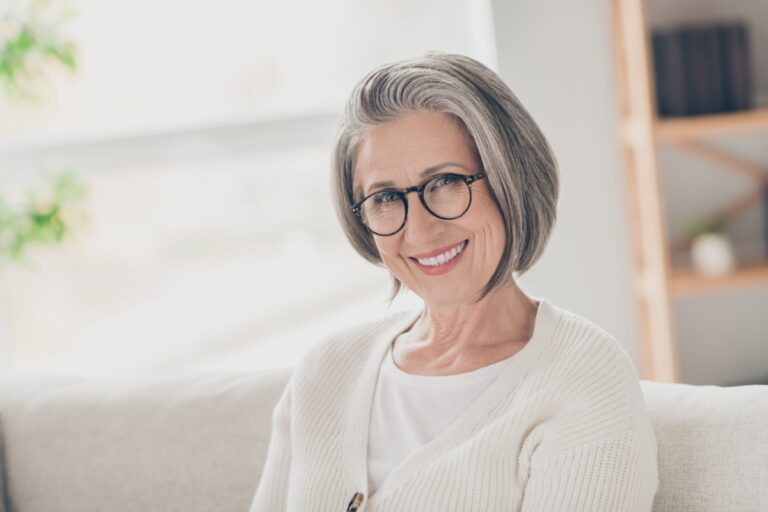 mujer de mediana edad con cabello canoso