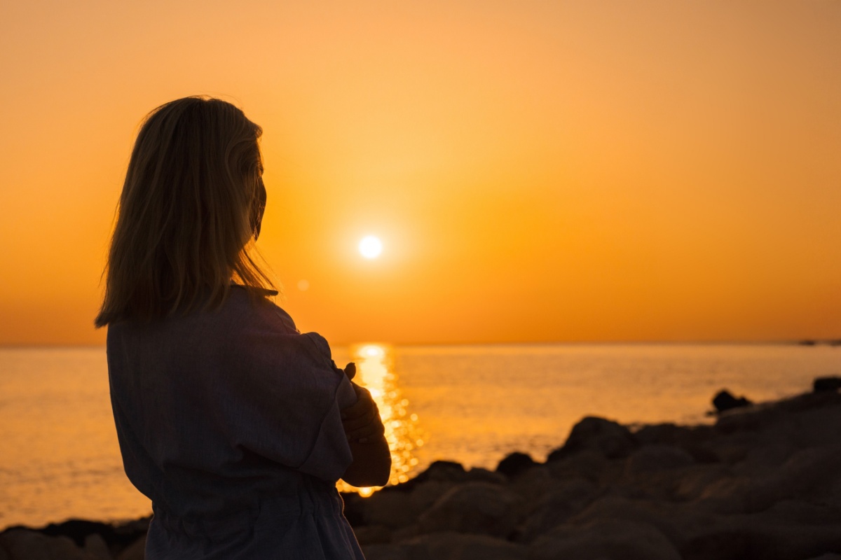 silueta de mujer en el atardecer