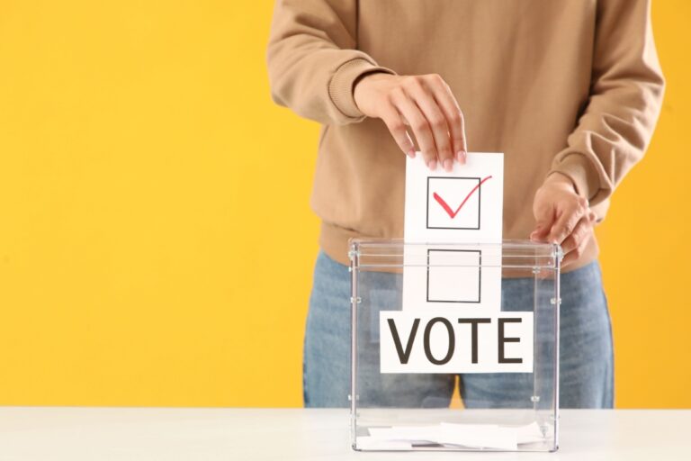 mujer colocando voto en una urna