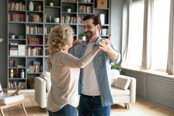 Hoy día no debería ser tabú el que un hombre joven ame a una mujer mayor que él. Te explicamos el porqué de este amor.