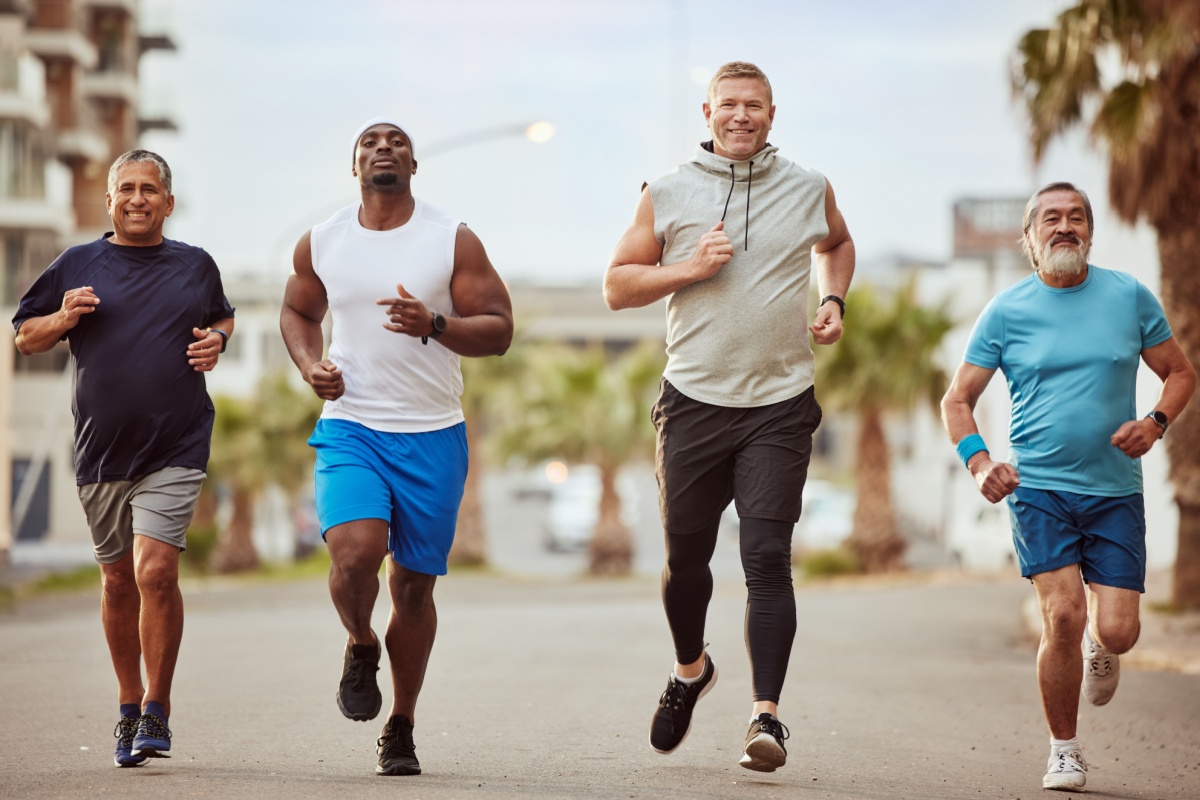cuatro hombre corriendo