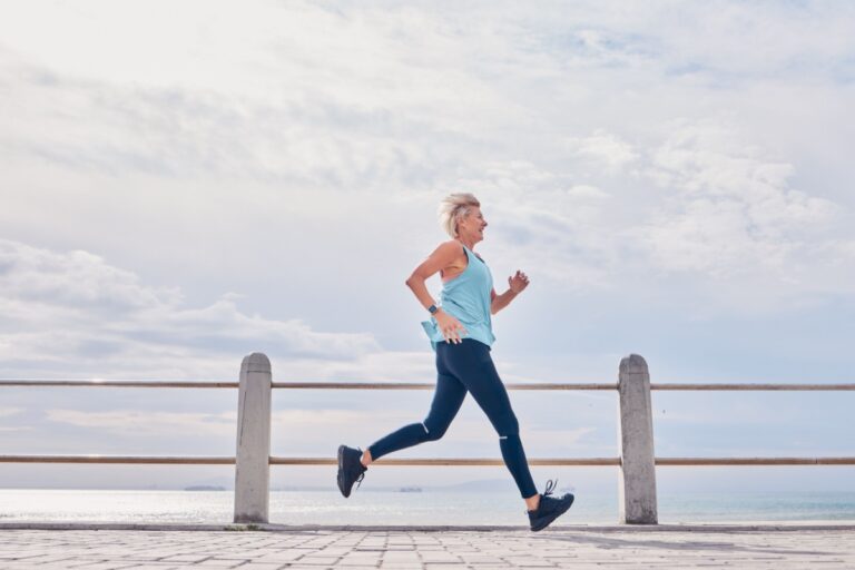mujer de mediana edad corriendo