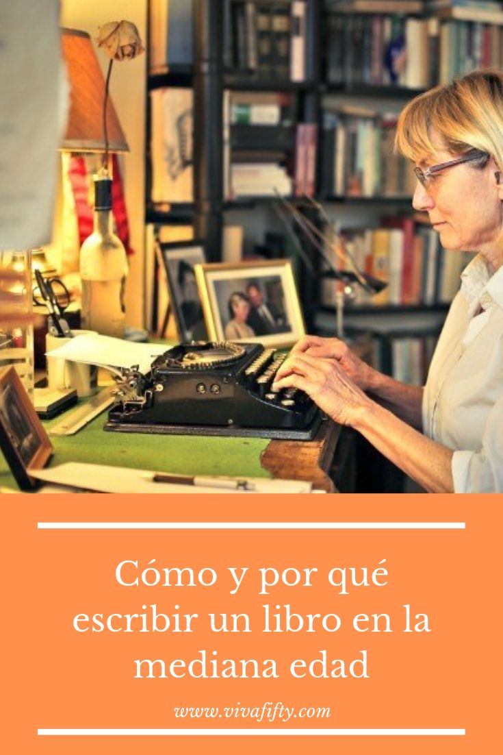  La mediana edad es una buena época de la vida para escribir un libro, si es algo que siempre quisiste hacer. Te explicamos cómo y por qué hacerlo.  #escribir