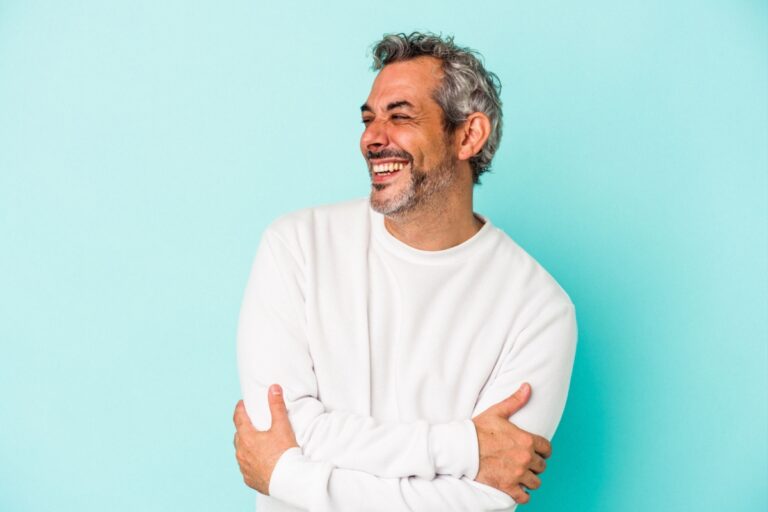 hombre canoso de mediana edad sonriendo