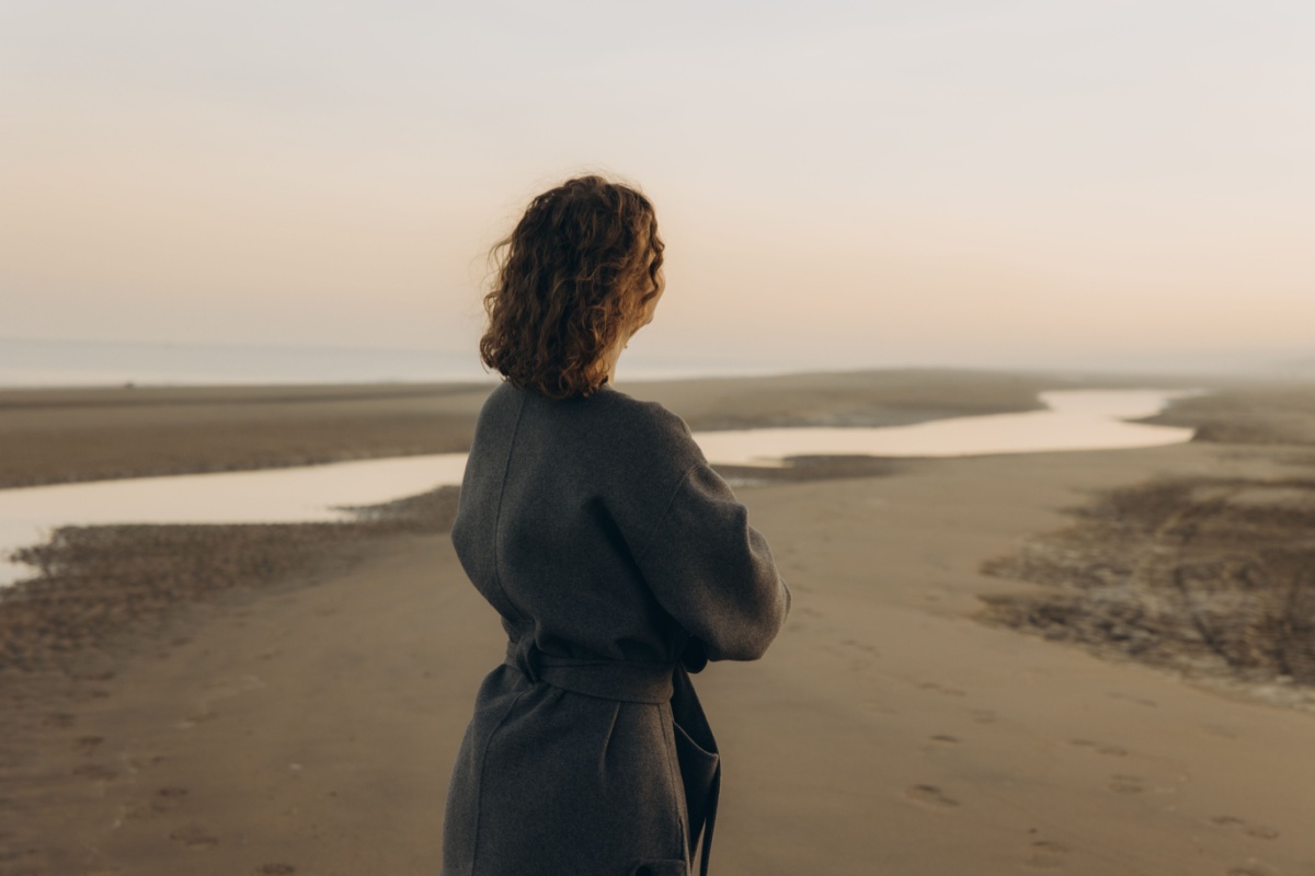 mujer mirando al horizonte