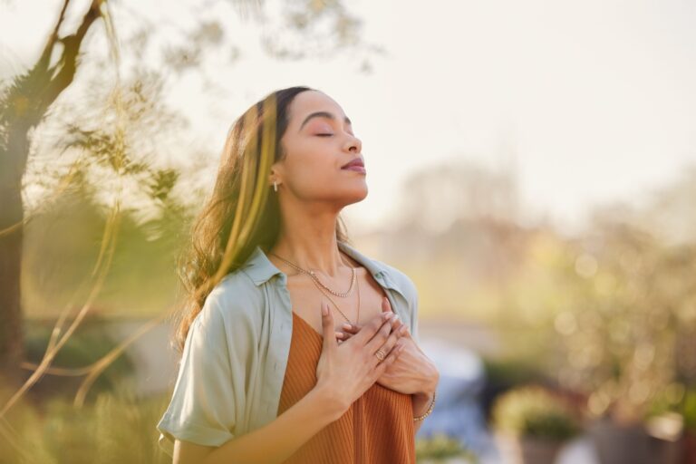 mujer meditando en la naturaleza
