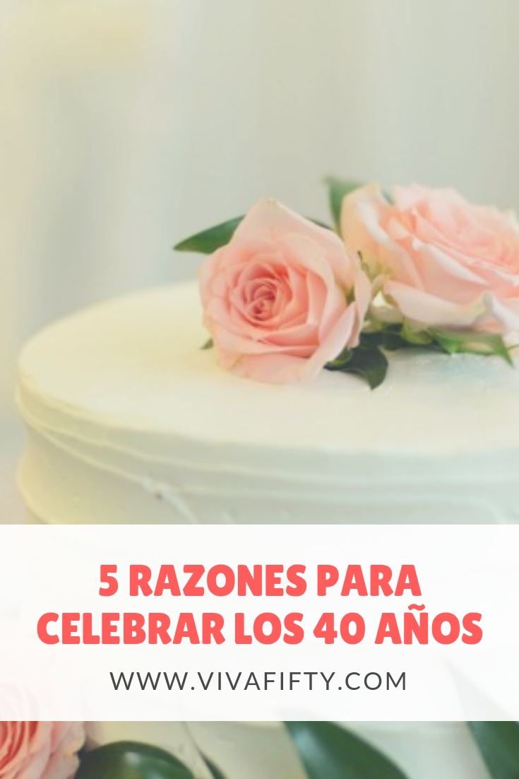 ¡Cumples 40! Atrás quedan los aventureros 20 y los súper ocupados 30. Llegaste a la cuarta década que menciona Arjona. ¿Y qué? ¿Vas a esconderte y llorar abrazada a la almohada o vas a salir a celebrar a lo grande? ¿Me preguntas por qué celebrar? ¡Vamos, no me vengas con esas! Hay, por lo menos, 5 motivos para que te alegres de entrar en esta nueva etapa. ¡Mira! #cumpleaños #medianaedad #40años 