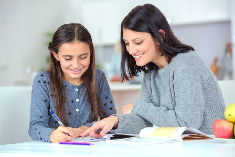 madre e hija estudiando