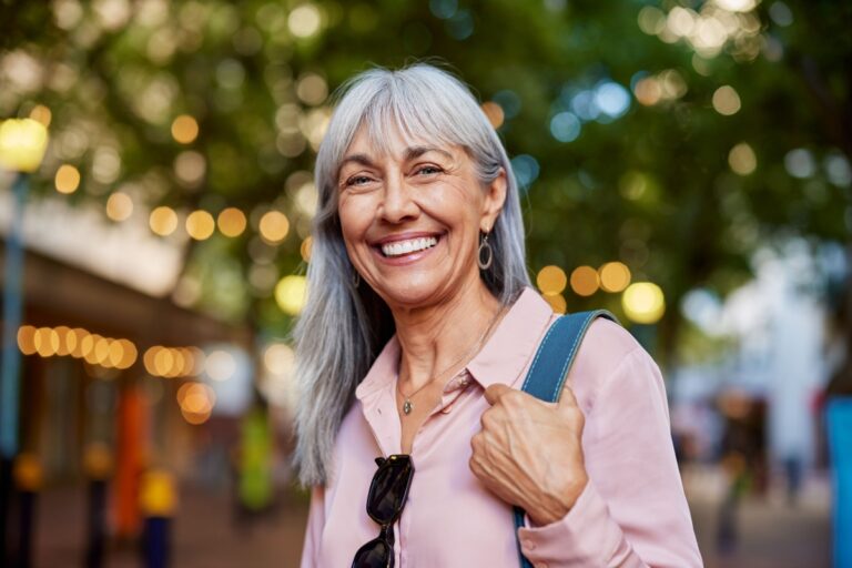 mujer canosa sonriente