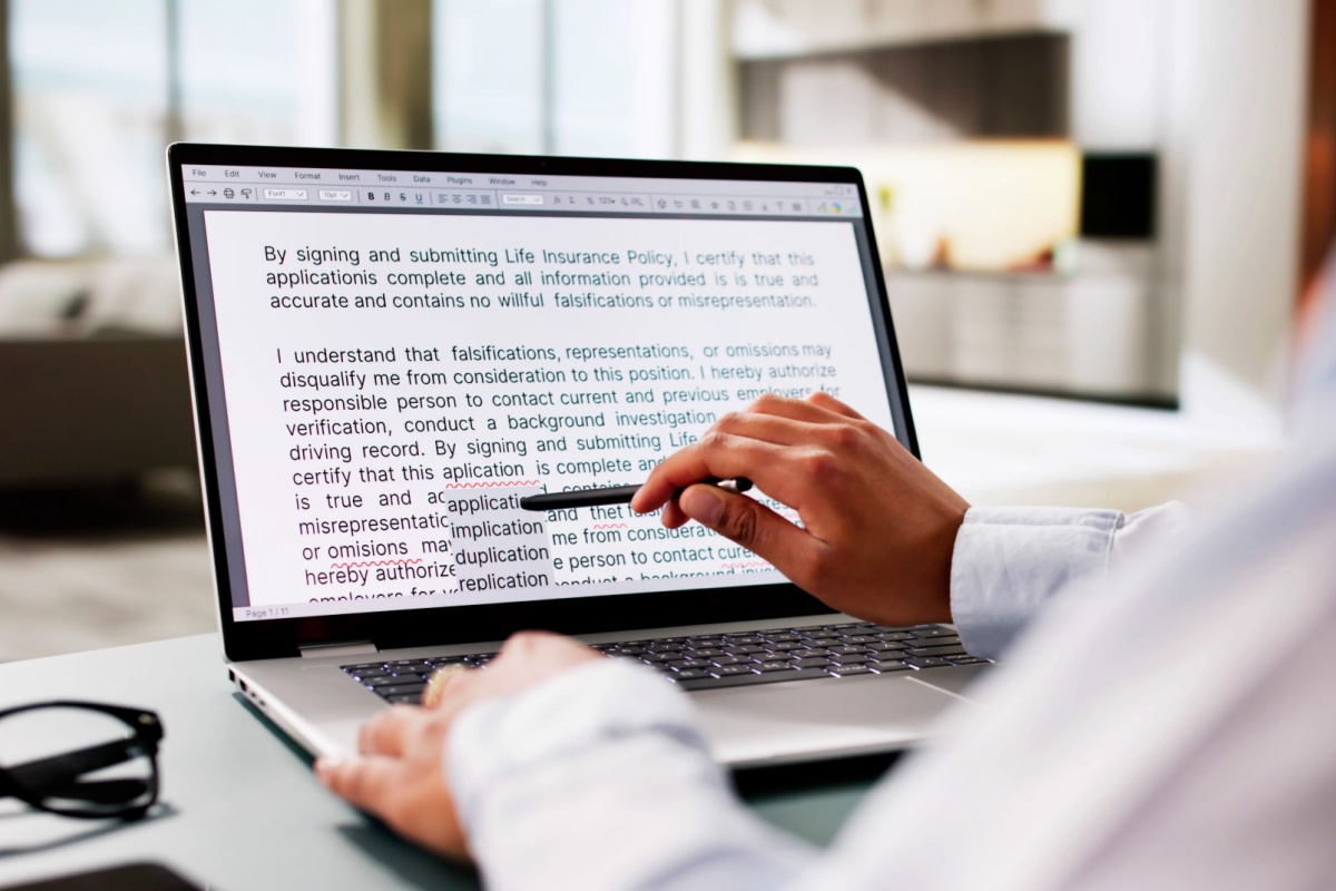 hombre frente a una notebook