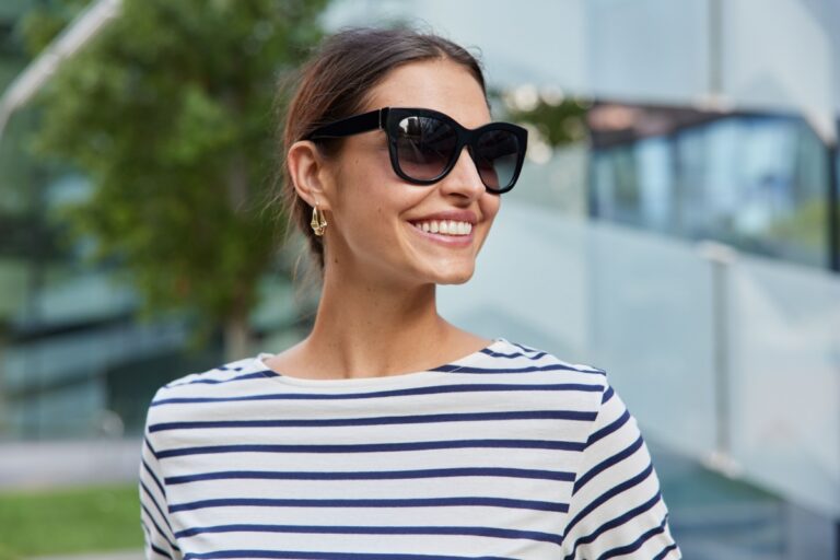 mujer con gafas de sol