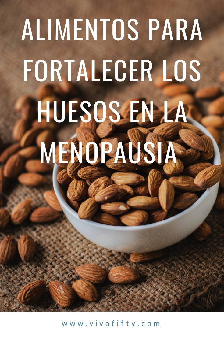 Sobre todo en la época de la menopausia, hay que asegurarnos de ingerir alimentos ricos en calcio, que siempre son mejor opción que tomar suplementos Te proponemos una serie de alimentos que te ayudarán a fortalecer tus huesos. #perimenopausia #menopausia #osteopenia #osteoporosis #salud