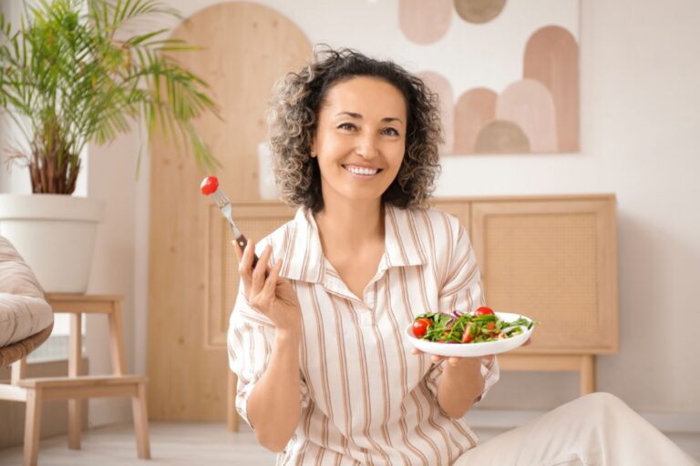 mujer comiendo una ensalada