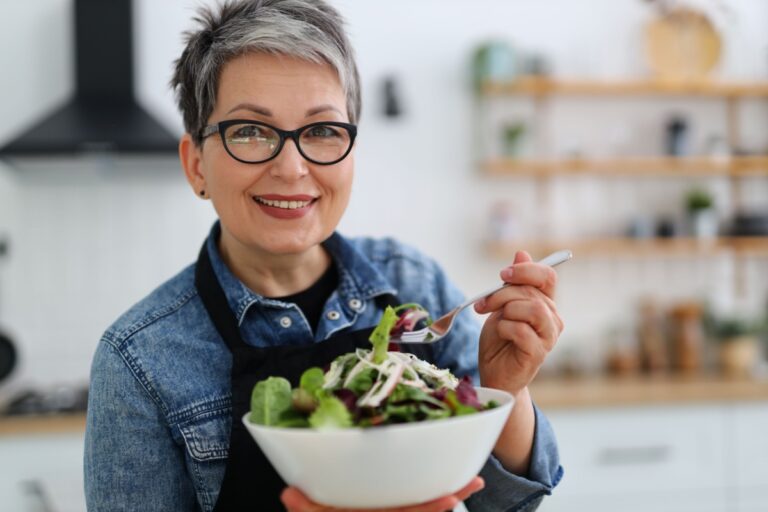 mujer comiendo ensalada