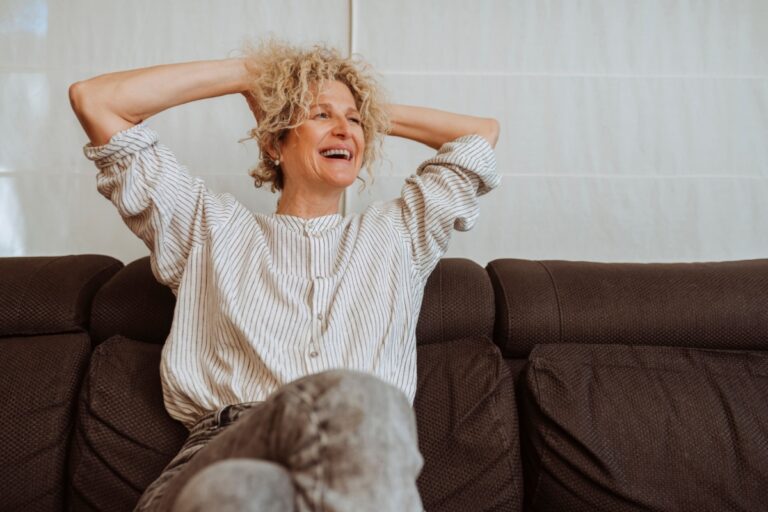 mujer de mediana edad sonriendo