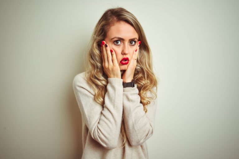 mujer joven angustiada