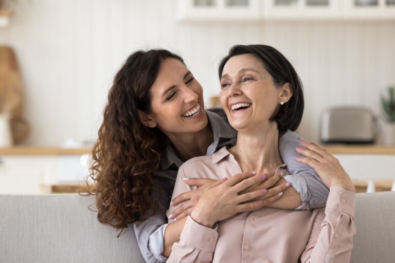 madre e hija abrazadas