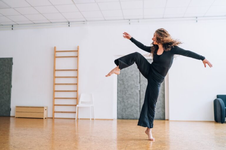mujer bailando en un estudio