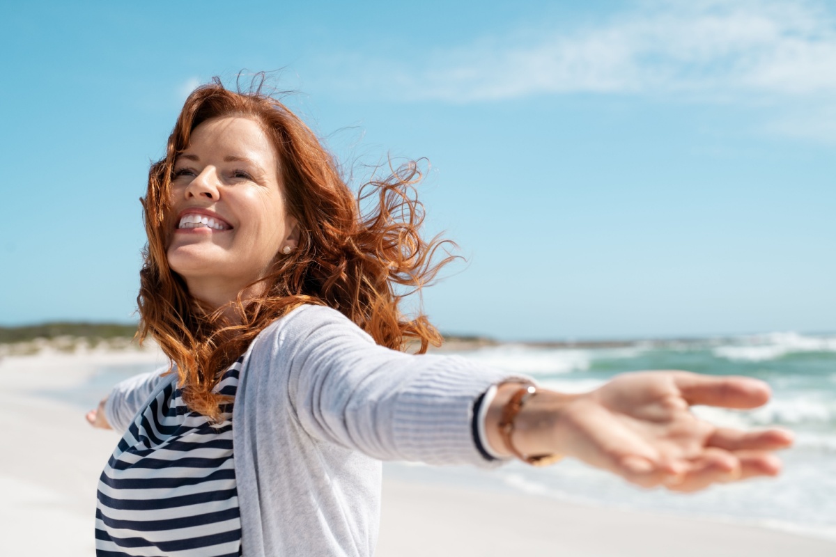 mujer feliz en la playa
