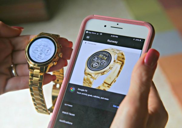 This smartwatch combines fashion and functionality