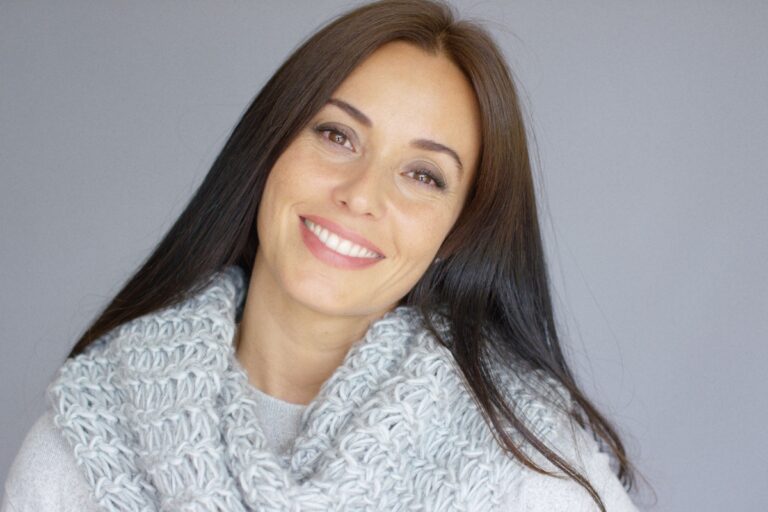 mujer morena con pelo largo