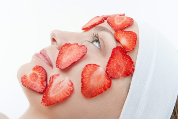 Mujer con fresas en la cara