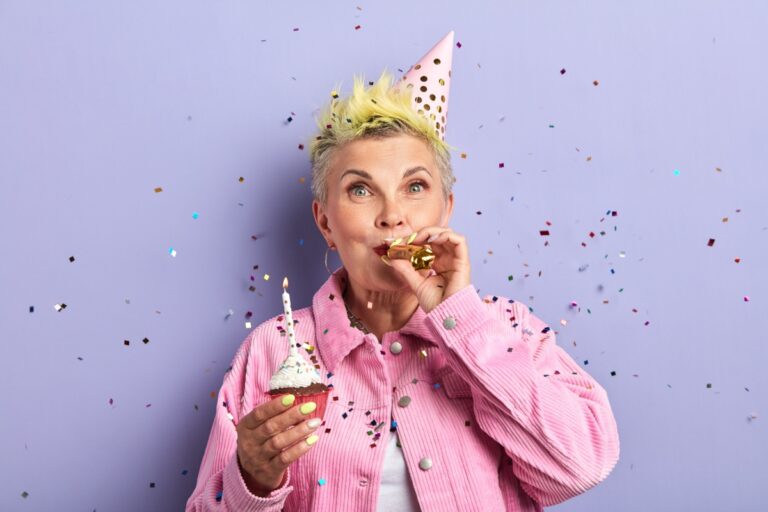 mujer de mediana edad celebrando cumpleaños