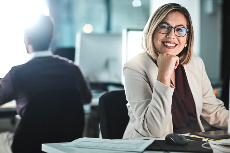 mujer sonriente con lentes