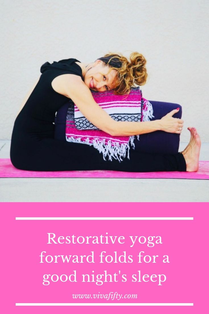  If you’ve never tried restorative yoga, get ready to unwind and relax in record time. Supported forward folds are great to enjoy before going to bed.  #yoga #restorativeyoga 