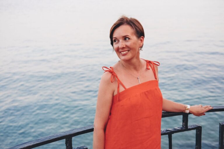 mujer posando frente al mar