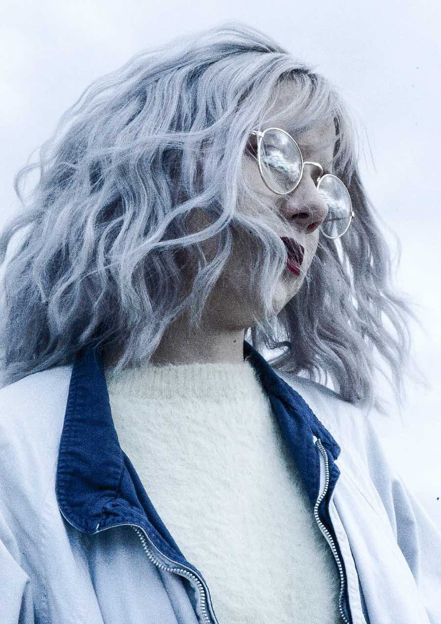 White and gray hair requires special care to keep it healthy and soft. Here are our best tips to care for your silver tresses when they are coarser.