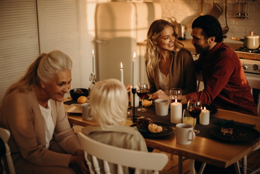 Si has sufrido una pérdida o un divorcio, si estás solo o sola durante las fiestas, puede ser una época de tristeza. Mira estos tips para combatirlo.