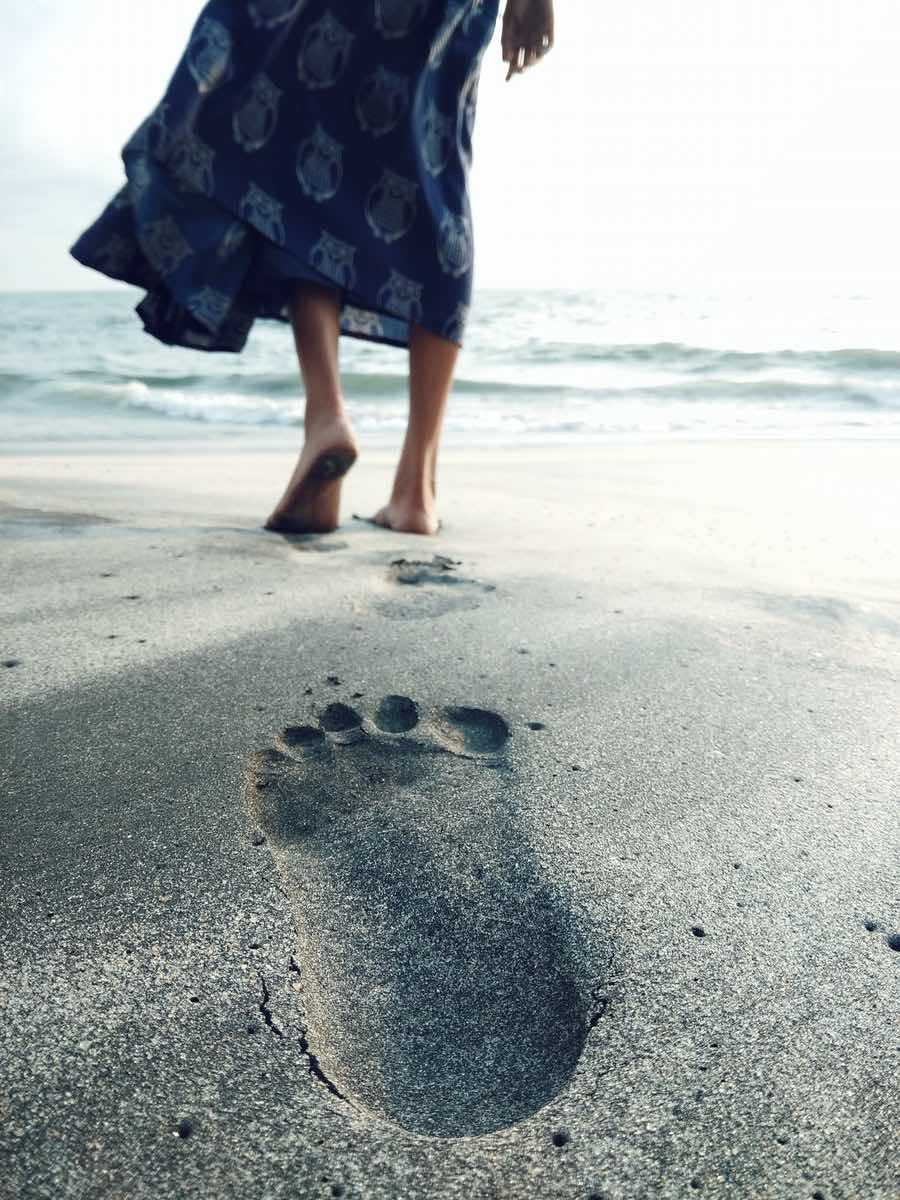 Mujer caminando por la arena