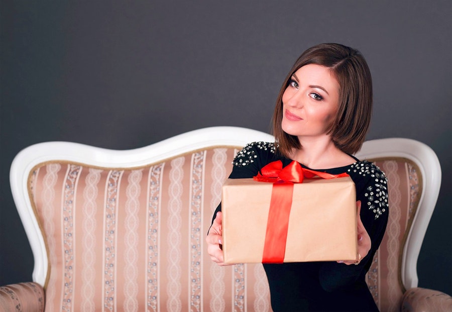 An experiential gift will be appreciated by the midlife woman in your life. Here are seven experiences that will make her remember your kind gesture year round. #gifts #midlife