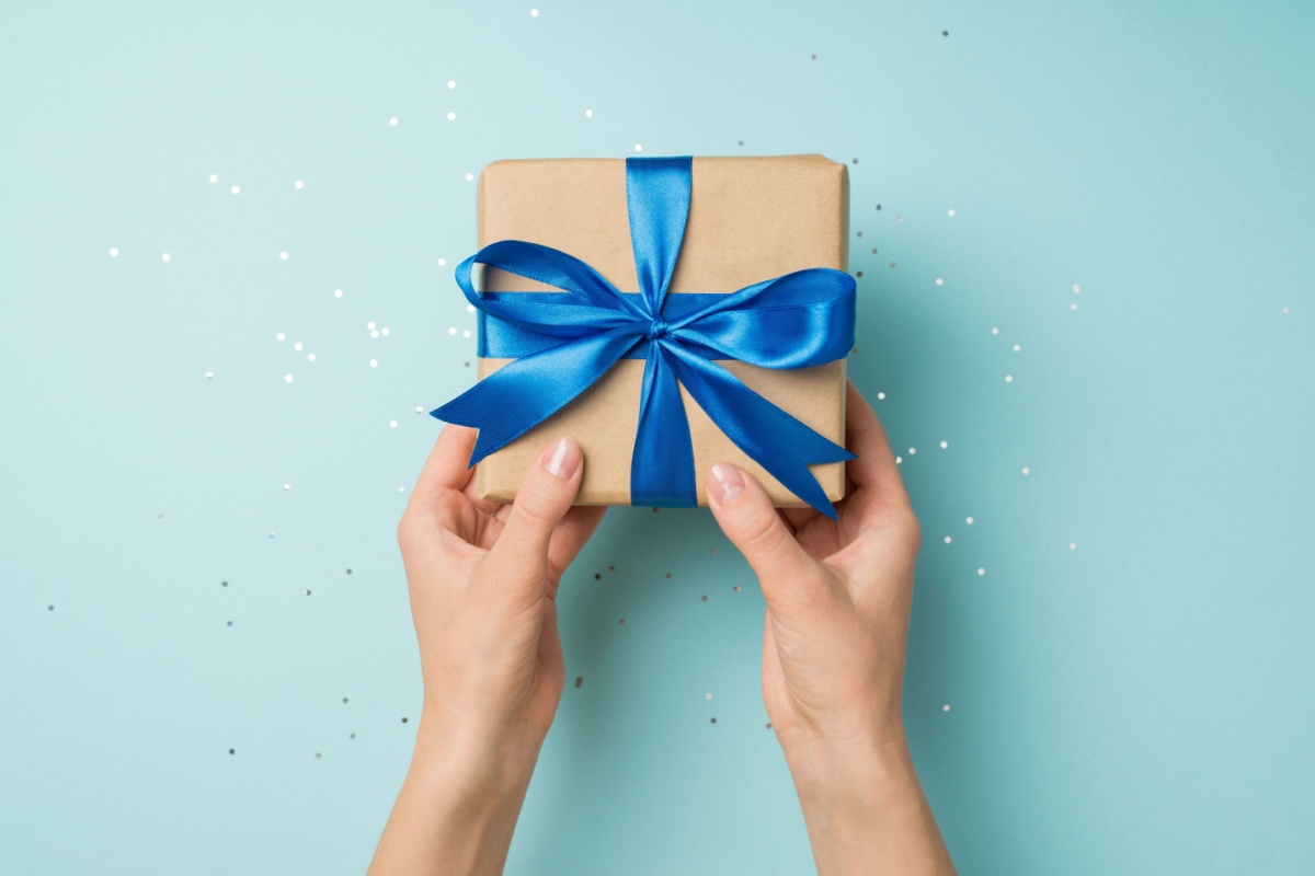 hands holding a gift