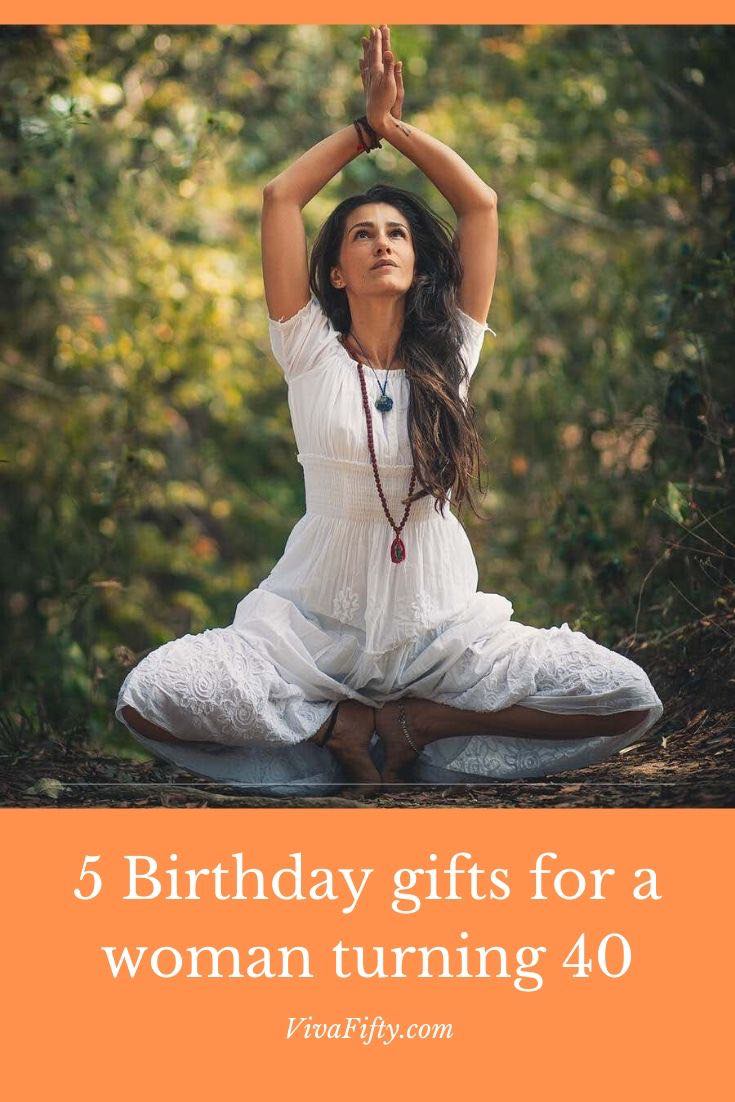 If you´re wondering what to gift a woman turning forty, we´ve got five fabulous ideas for you to celebrate her. 40 requires a special treat.
