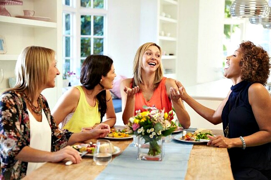 Mujeres se reúnen para intercambiar regalos y compartir un rato juntas y, sobre todo, celebrar el valor de su amistad en Galentine´s day.