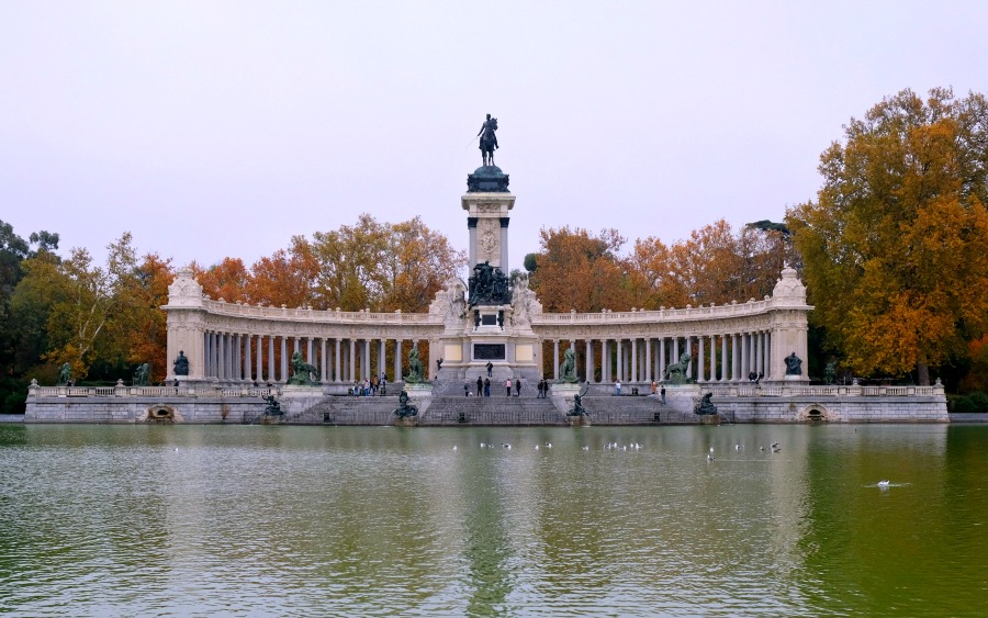 Although the world has come to a standstill, I would still like to give you a virtual tour of some of my favorite spots in Madrid.