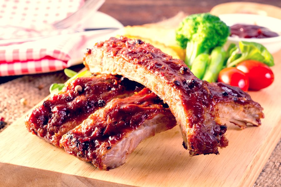 Here´s an easy recipe for some killer smoked barbecue ribs. It´s not the only way to cook them, but it´s how I like to make them juicy.