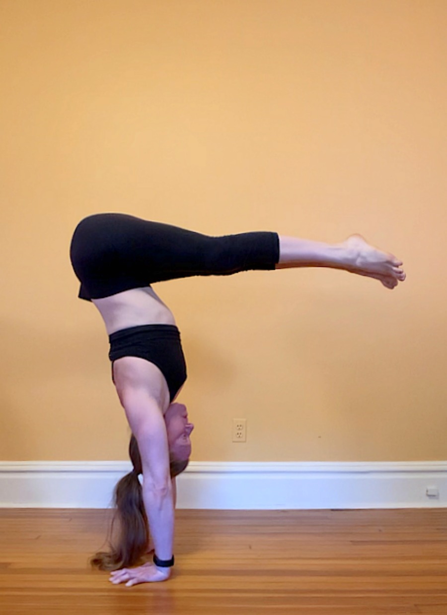  If you would like to learn handstands and you’re over 40 or even over 50, you can do it! I found just the right coach for you.